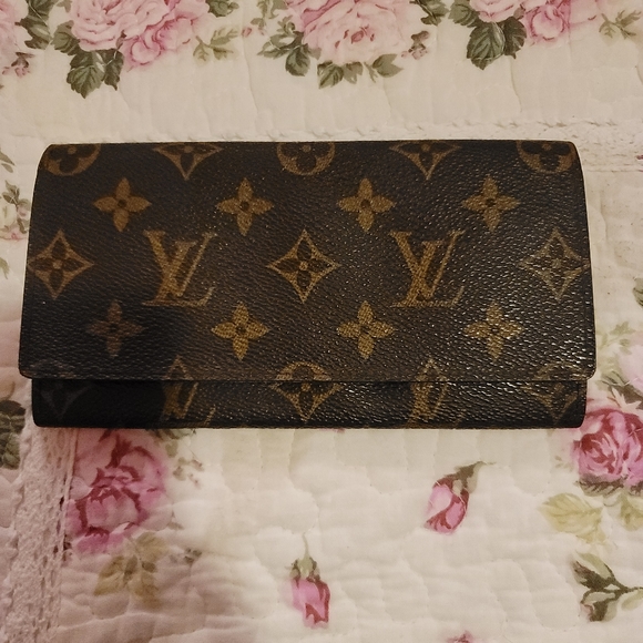 Louis Vuitton Handbags - REDUCED!100% AUTHENTIC Louis Vuitton long vintage wallet